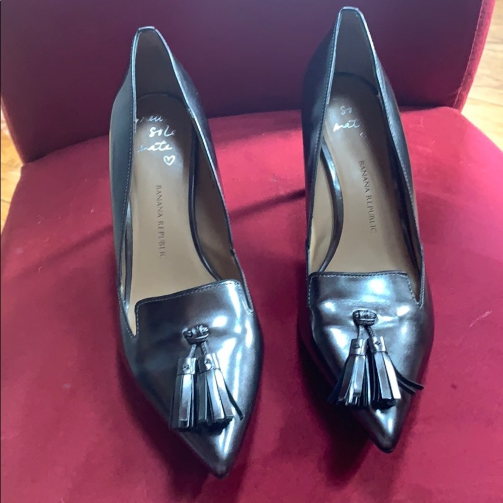 Great Banana Republic Silver Tassel Heels sz 9